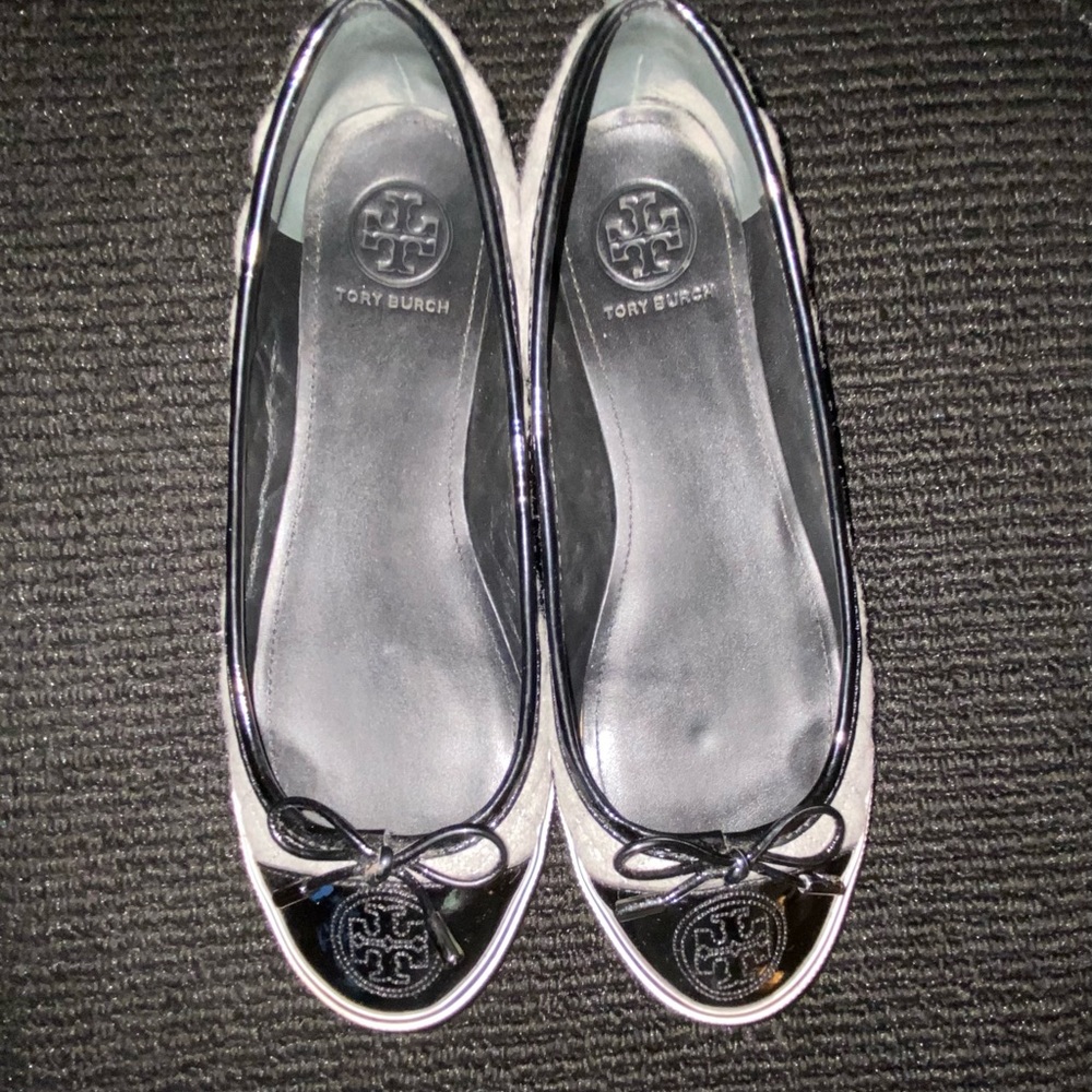 TORY BURCH slip on quilted shoes. Size 8.